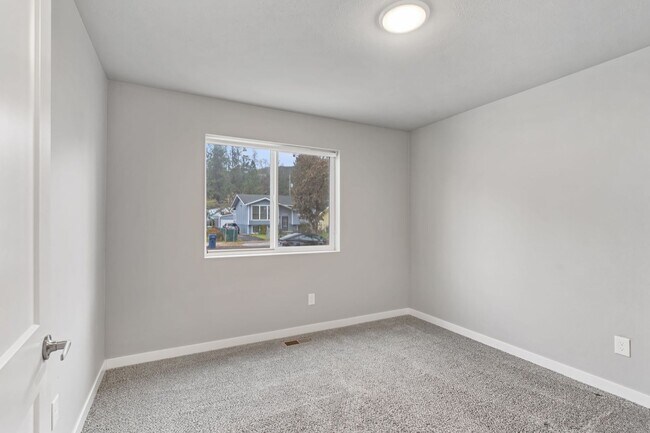 Building Photo - Gorgeous Three Bedroom/Two Bathroom