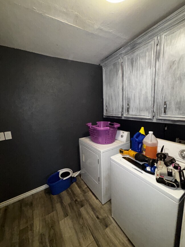 Building Photo - 7603 Alcove Ave