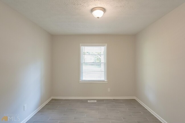 Building Photo - 6060 Ridge Way