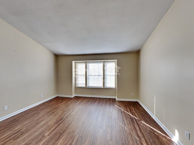 Building Photo - 900 Suntree Dr