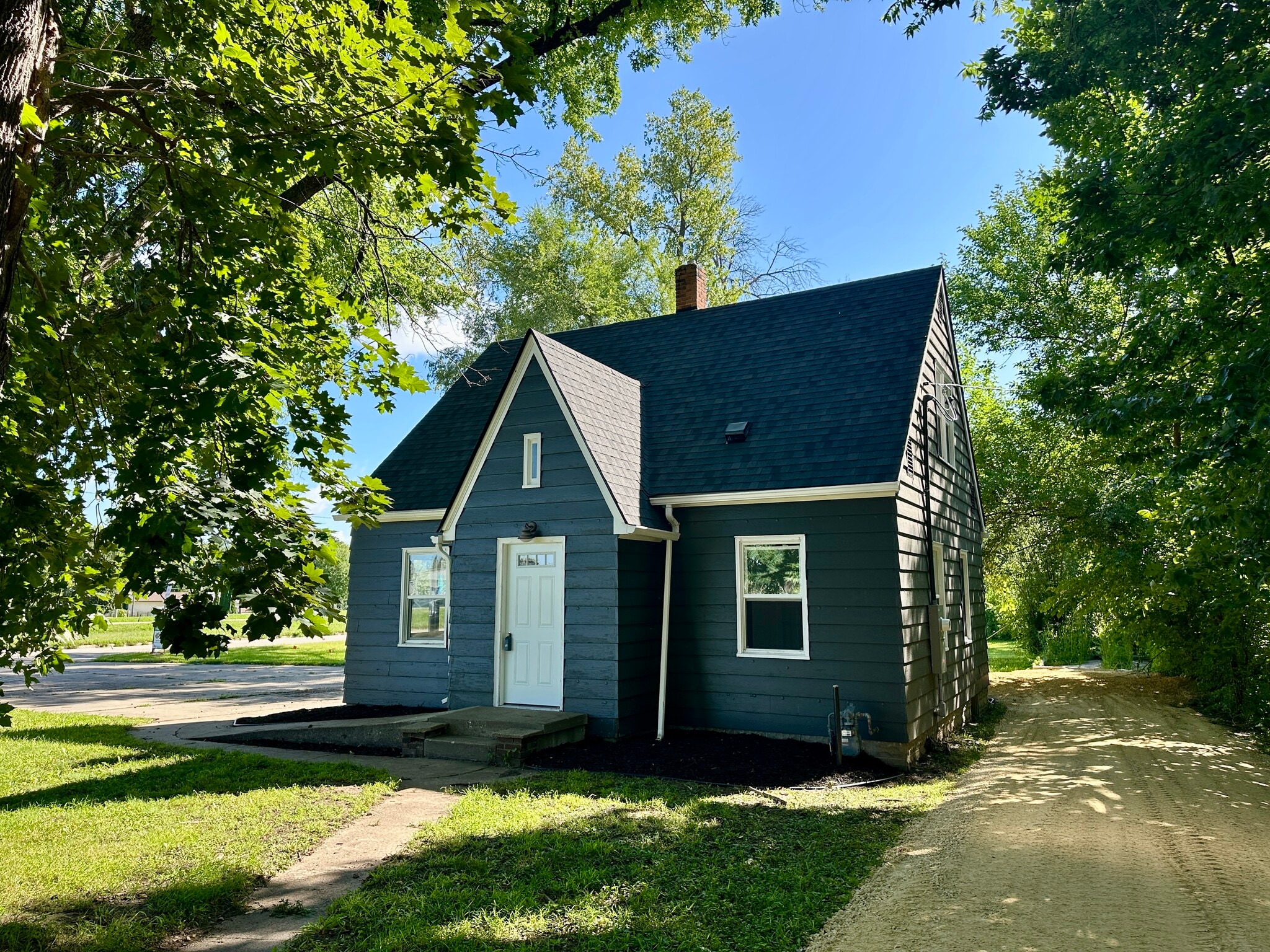 Building Photo - 2919 S Service Dr