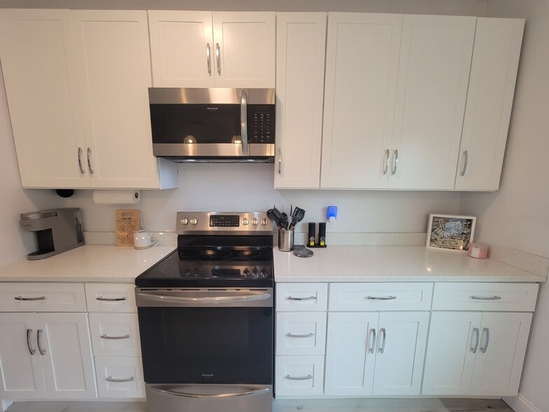 Building Photo - 652 Helen Ave