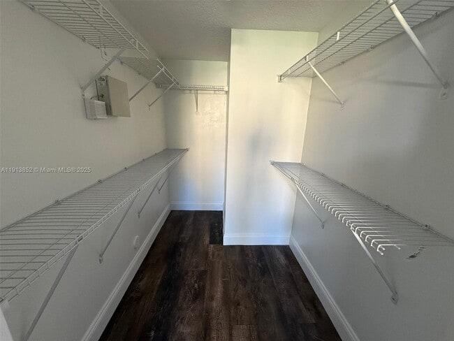 Building Photo - 930 NE 34th Ave