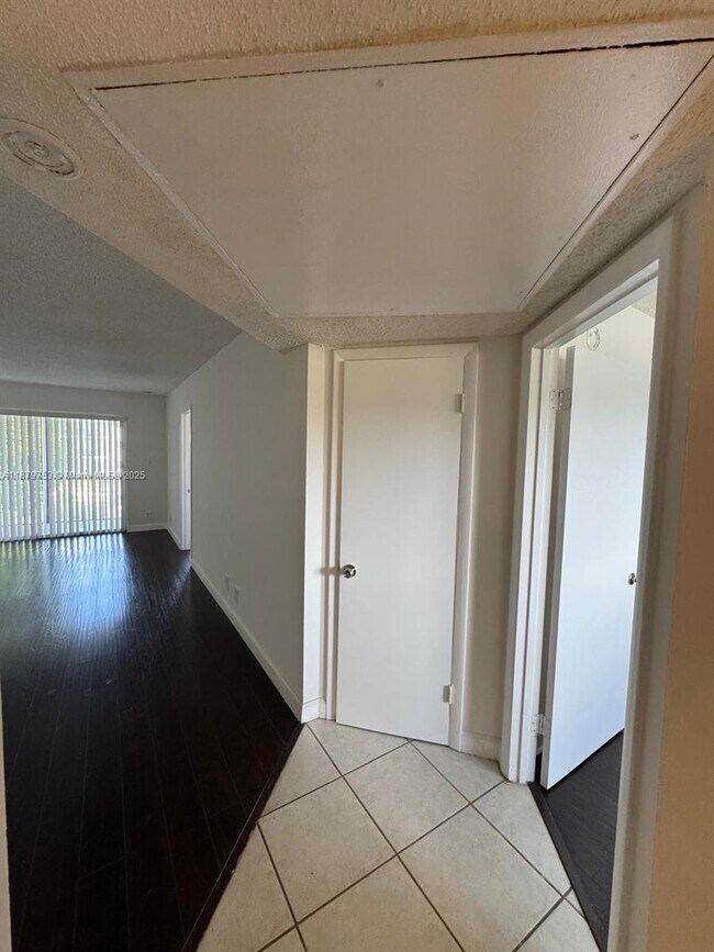 Building Photo - 8010 N Colony Cir