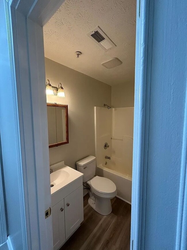 Building Photo - 200 E 9th St