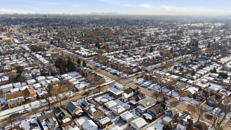 Building Photo - 6640 W Foster Ave