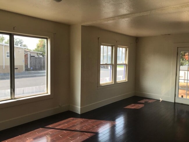 Building Photo - 329 S Veach Ave