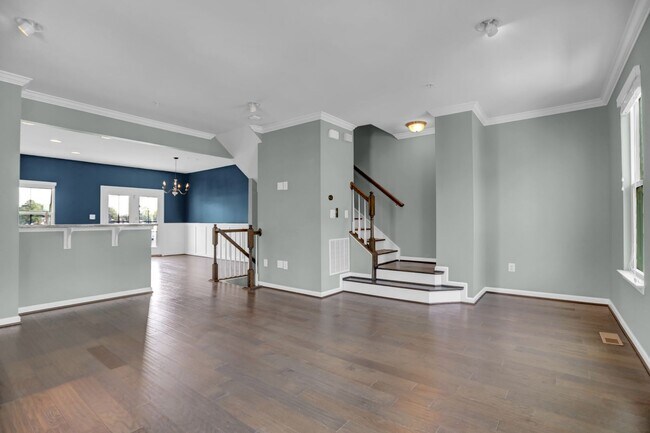 Building Photo - Stunning Townhome with Water Views!