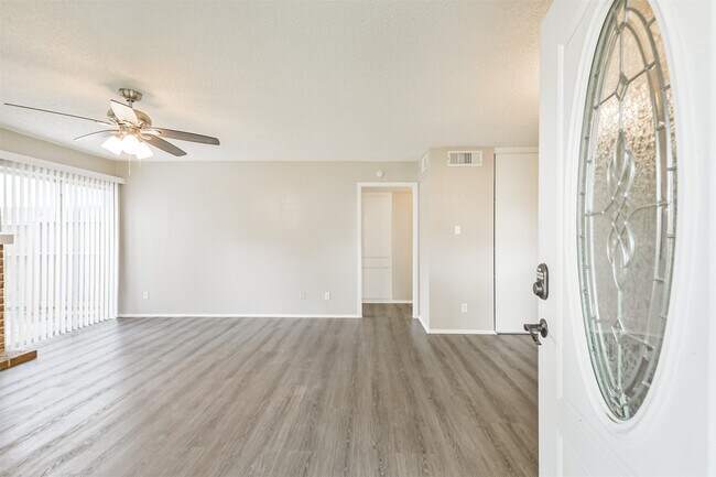 Building Photo - 5646 Birchmont Dr