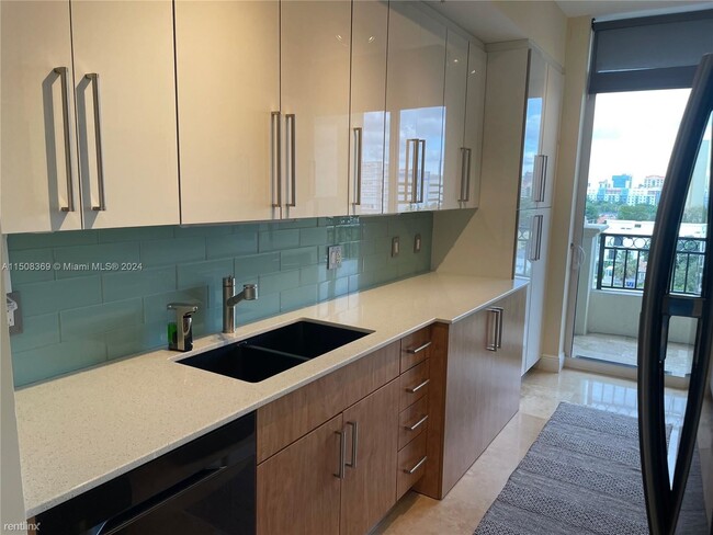 Building Photo - 2 br, 2 bath Condo - 3232 Coral Way Apt 709