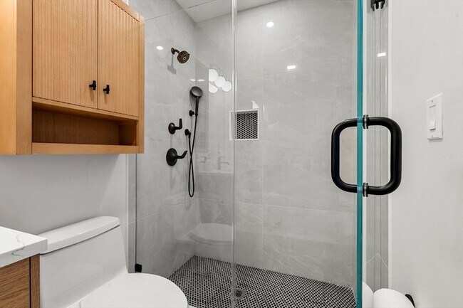 Building Photo - 722 E 5th St