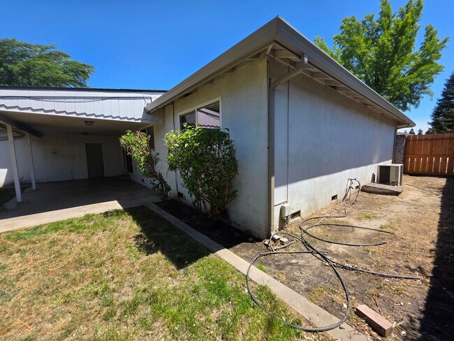 Building Photo - Single story home close to freeway access!