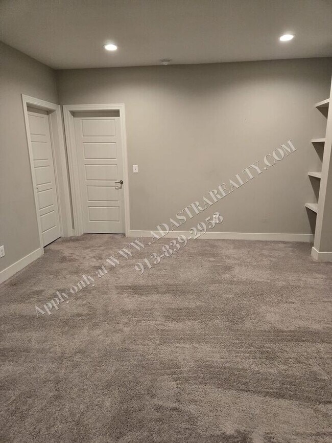 Building Photo - Beautiful Like New Townhome in De Soto-Available NOW!!