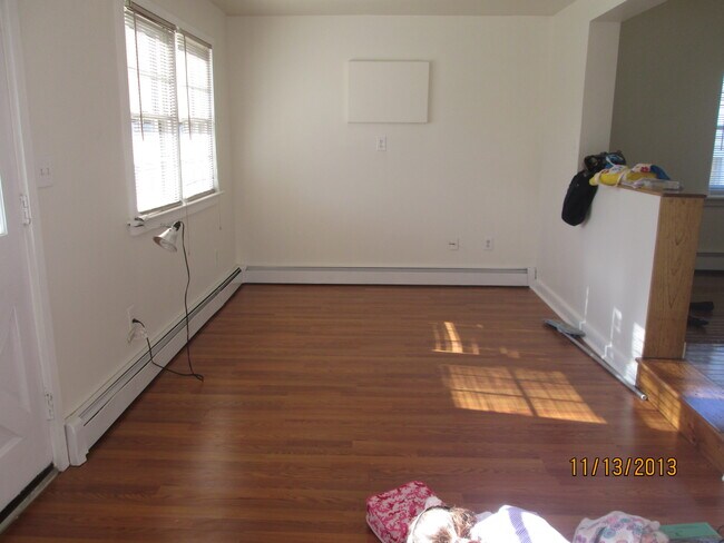 Bright and airy Living - 513 6th Ave