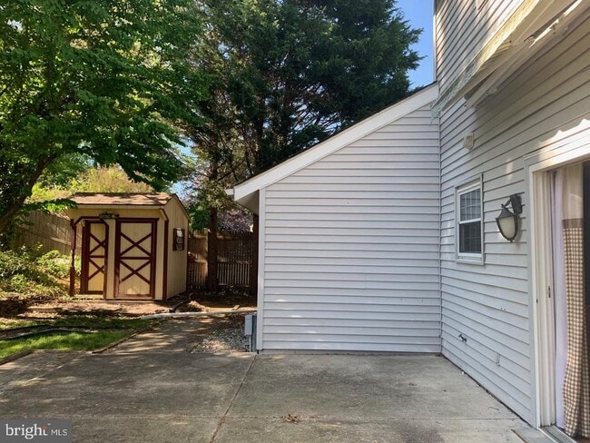 Building Photo - 2000 S Woodmill Dr