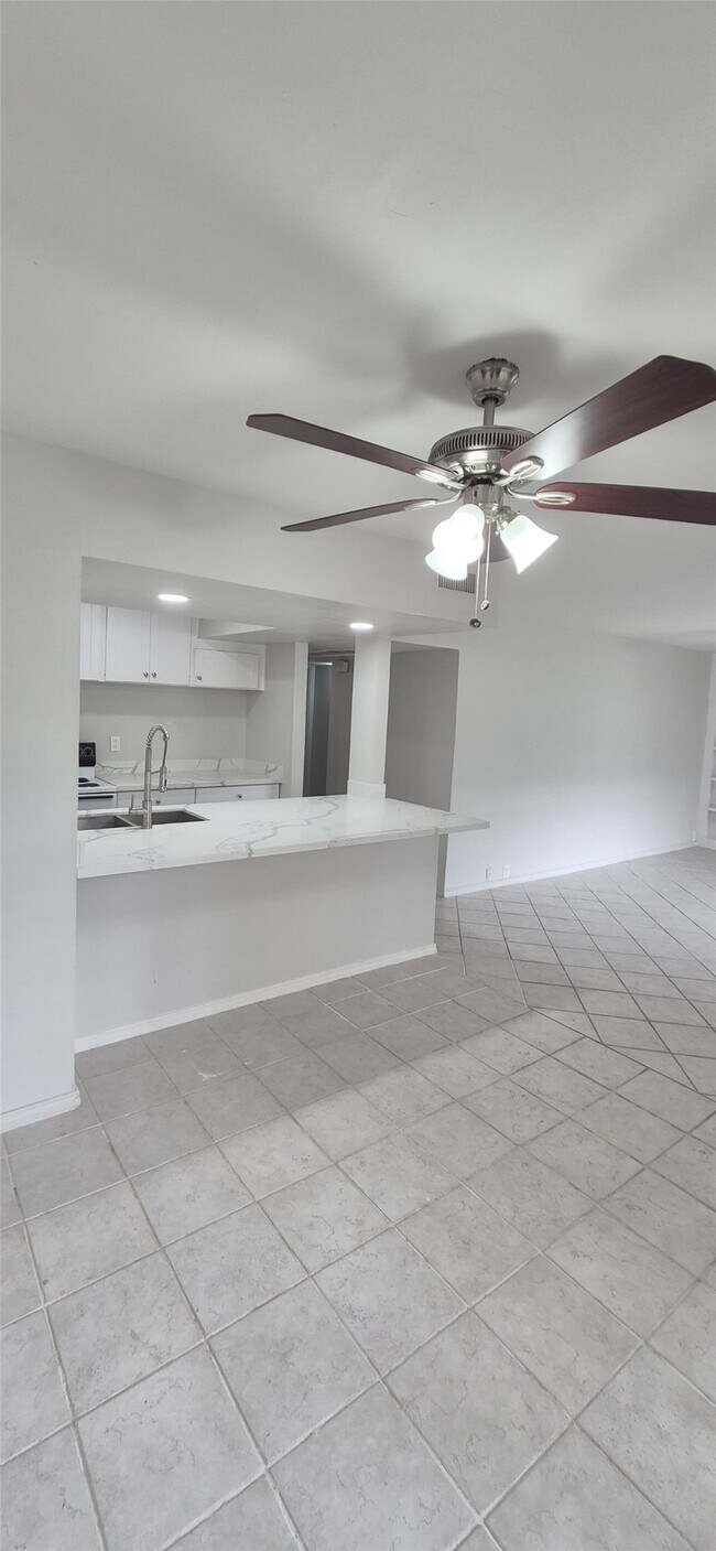 Building Photo - 5343 Richmond Ave