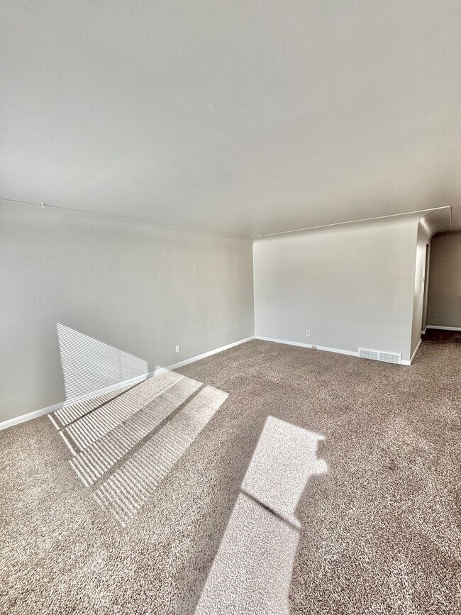 Building Photo - Remodeled Two Bedroom in University District-Next to DU!! 50% Off Firsts Month Rent!!