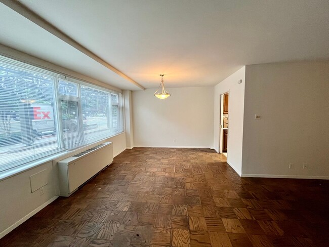 Building Photo - Cute 1 BR/1 BA Condo in Dupont Circle!