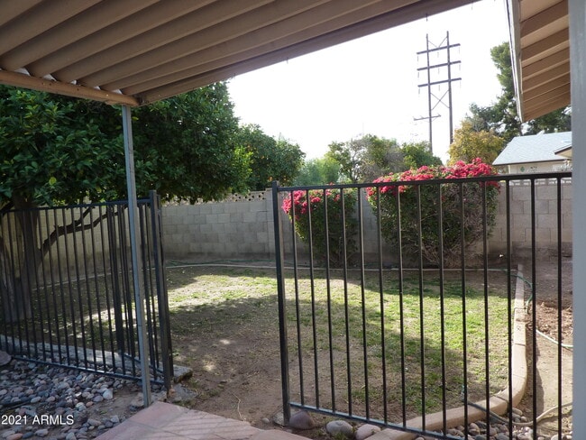 Building Photo - 607 E Diamond Dr