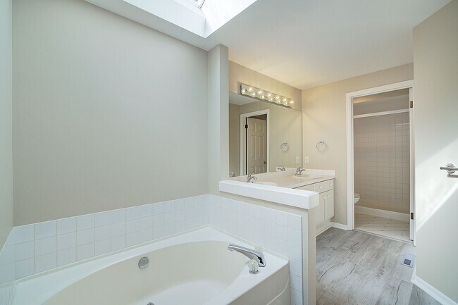 Building Photo - 4Bd/2.5Ba Sammamish Home