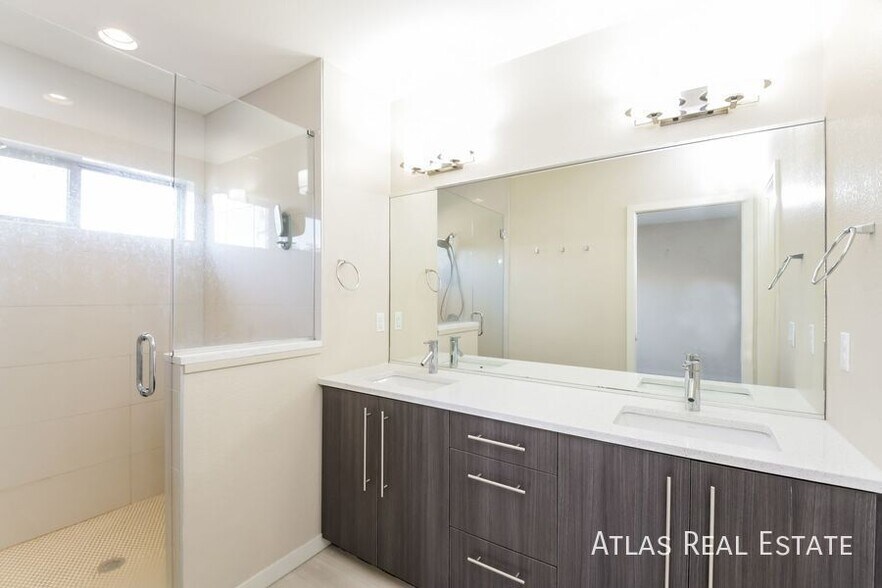 Building Photo - 3359 Mariposa St