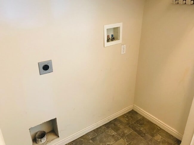 Building Photo - Beautiful home in North Salt Lake with large patio, deck and garden area