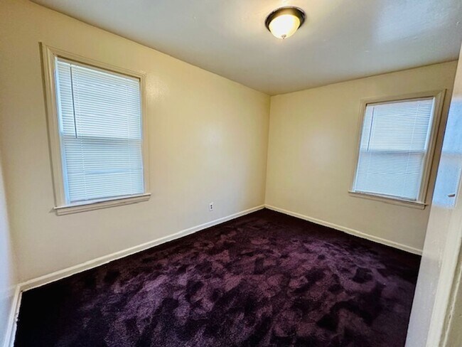 Building Photo - 3 Bedroom 1 Bath For Lease Section 8 Ready