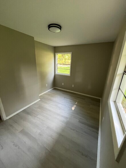 Building Photo - 2116 Cambridge Dr