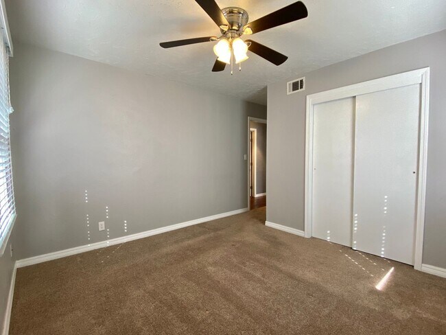 Building Photo - 3 Bed 1 bath with Huge Backyard!!