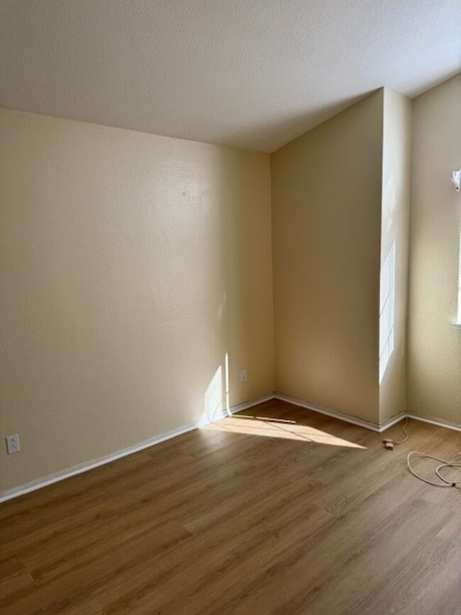 Building Photo - Beautiful 3 Bedroom 2.5 Bath Home!!