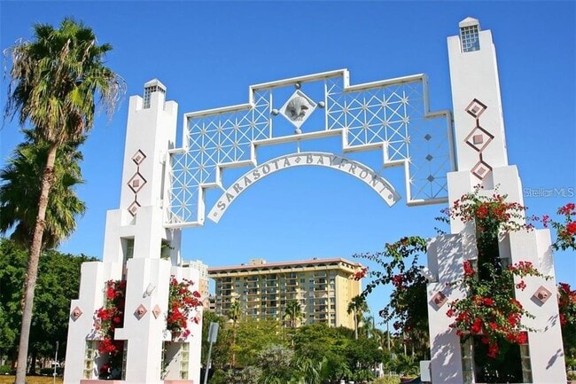Building Photo - 1064 N Tamiami Trl