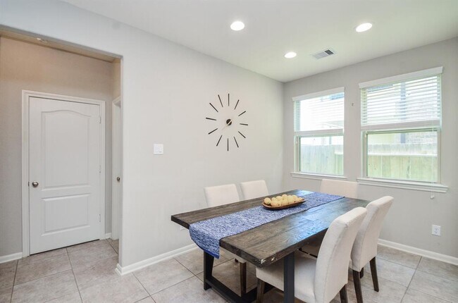 Building Photo - 1627 Summer City Dr