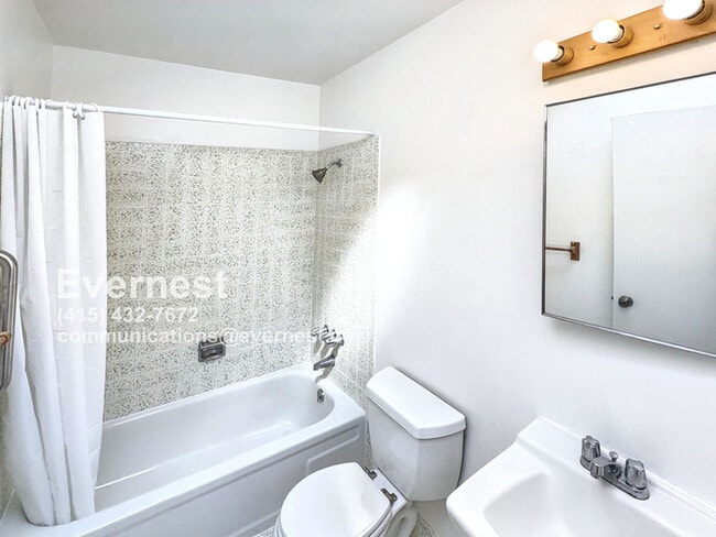 Building Photo - Spacious 2-Bed, 2-Bath Single-Family Home ...