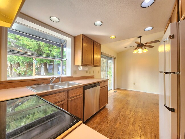 Building Photo - 2 Bedroom / 2 Bath Home in Everett