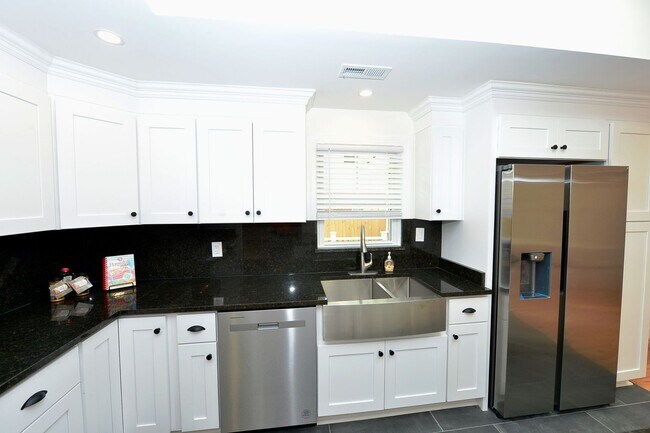 Building Photo - 817 Englewood Dr