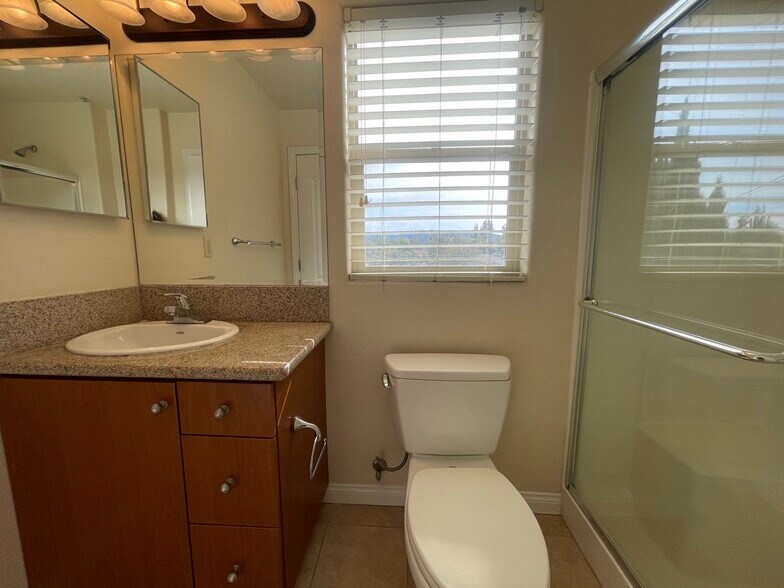 Building Photo - 15024 Magnolia Blvd