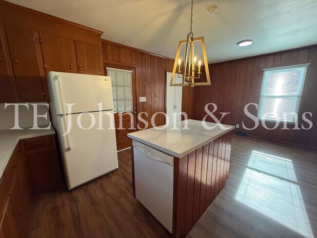 Building Photo - Spacious 3 Bedroom Home with Primary Suite on Main Level and 2-Car Carport