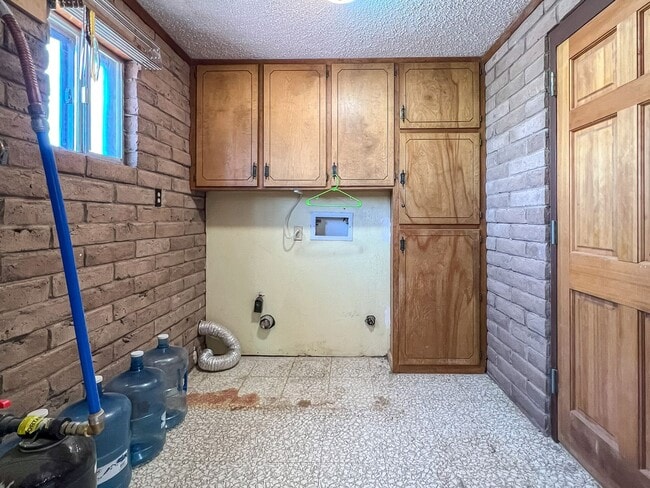 Building Photo - Spacious 3 bedroom 2 bath with Solar Panels