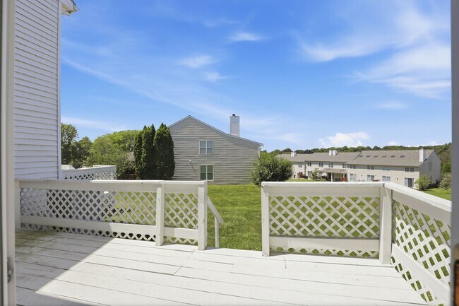 Building Photo - Stunning 3 Bedroom Townhome !