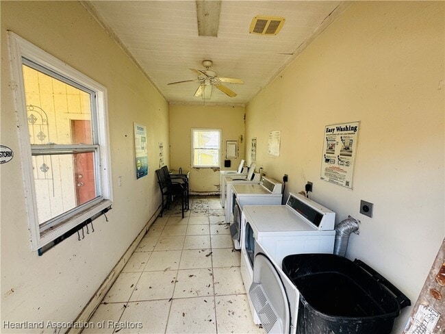 Building Photo - 2121 Lakeview Dr