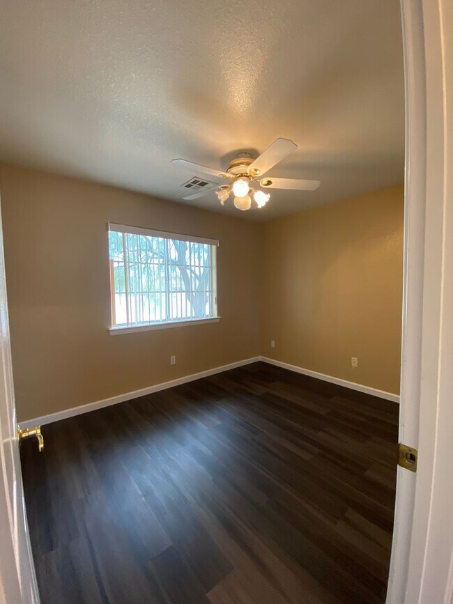 Building Photo - COUNTRY PLACE II U3 - Bluebird Avenue