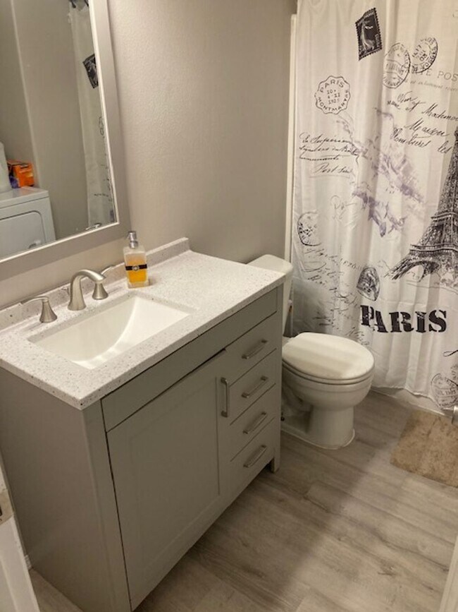 Building Photo - Lovely tri-level 4 bedroom 2 bath home in ...