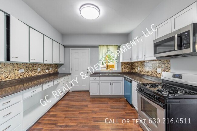 Building Photo - 3515 S Lituanica Ave