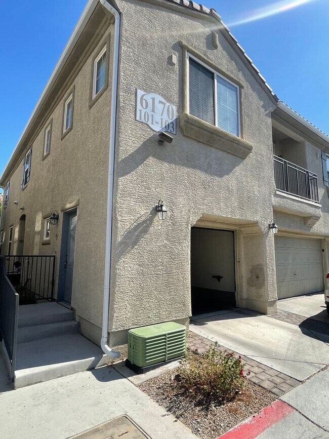 Building Photo - Delightful 2 Bedroom 2 Bathroom Townhouse!