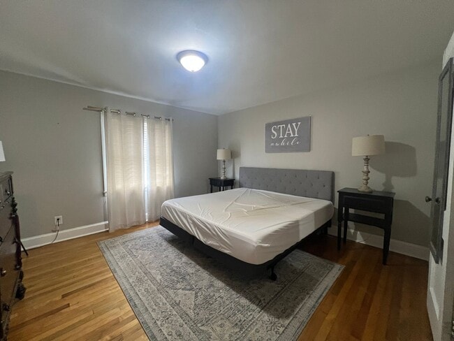Building Photo - Fully furnished 1 bed and 1 bath duplex al...