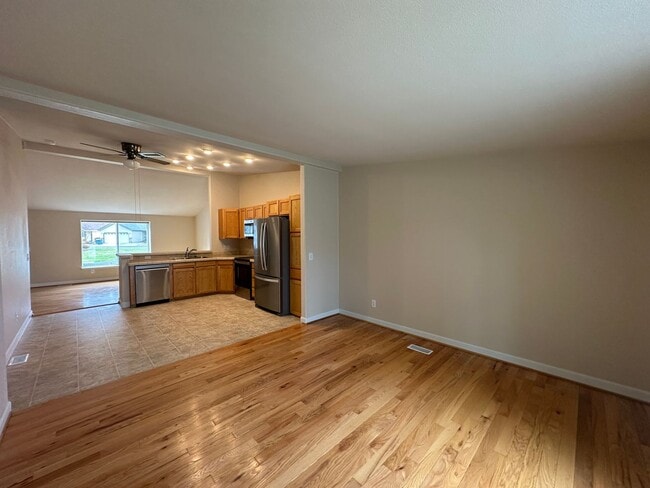 Building Photo - 3 Bedroom / 2 Bathroom Home in The Gated T...