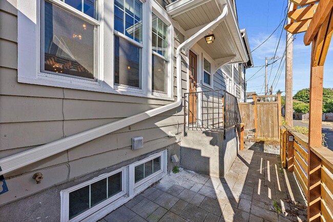Building Photo - Modern 4-Story Townhouse in Tacoma’s Histo...
