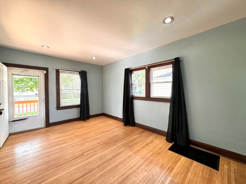 Building Photo - 930 Brinton Dr