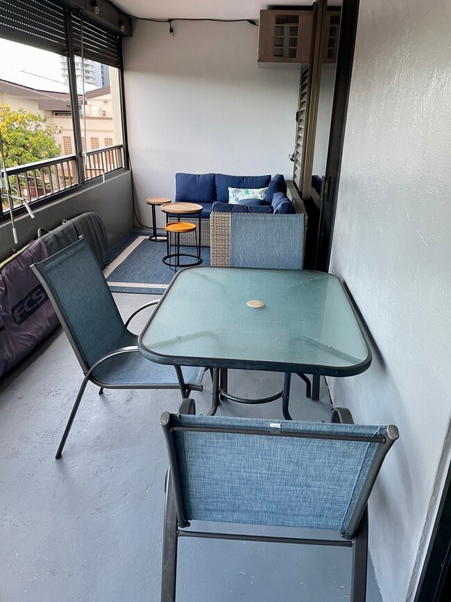 Outdoor dining - 1521 Alexander St