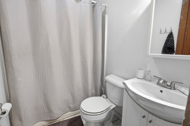 Building Photo - 2328 Stratford Ave